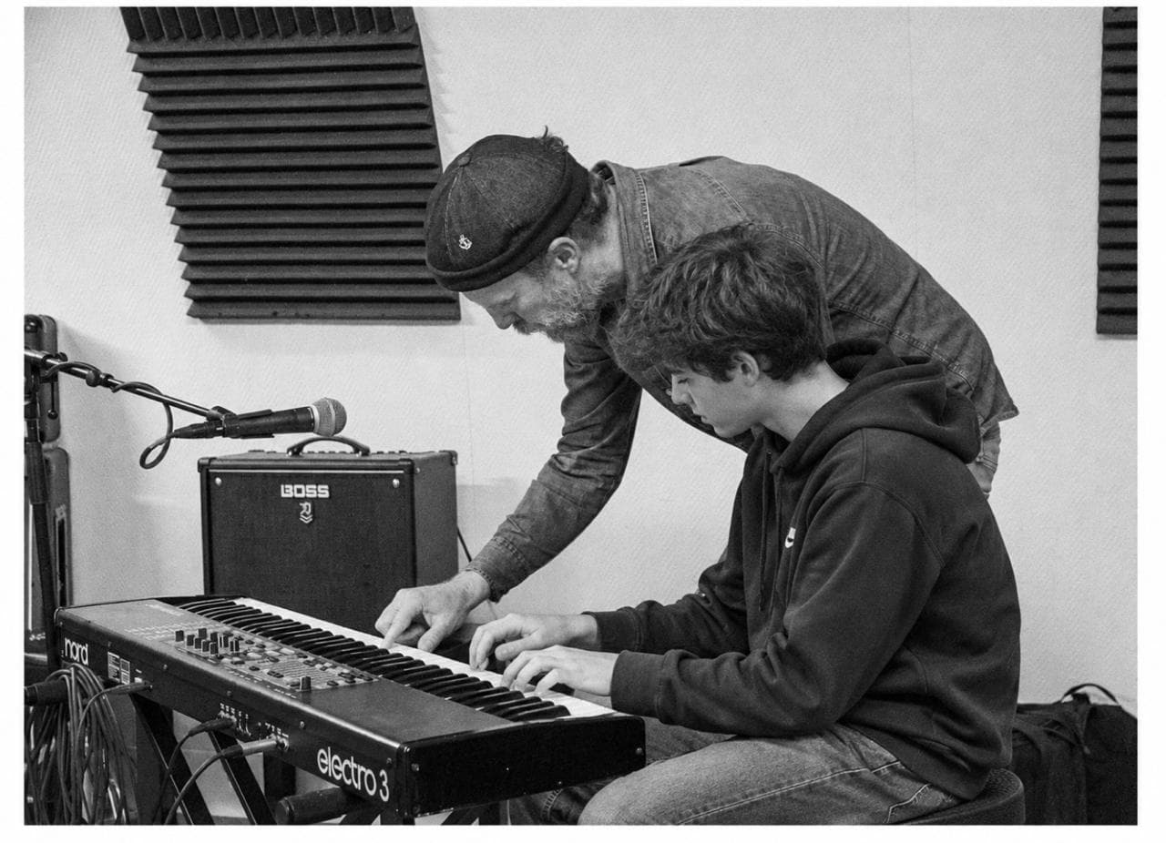 Nicolas avec un élève au clavier